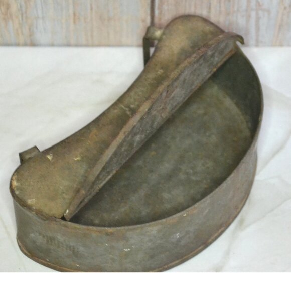 Vintage Tin Bait Box With Belt Loops Fishing Accessories Storage - Picture 5 of 5